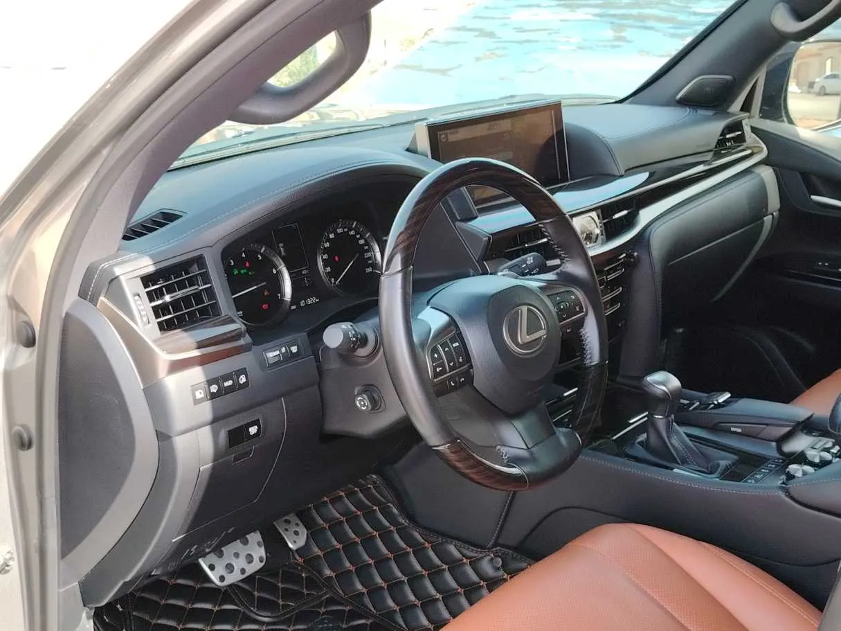 Car image 13