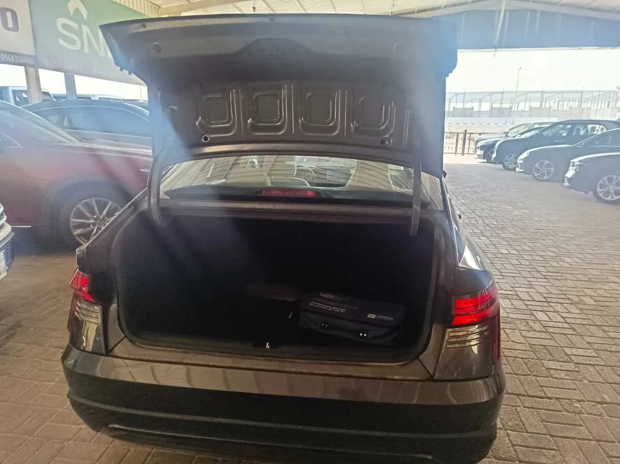 Car image 25