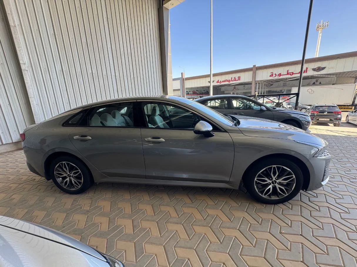 Car image 4