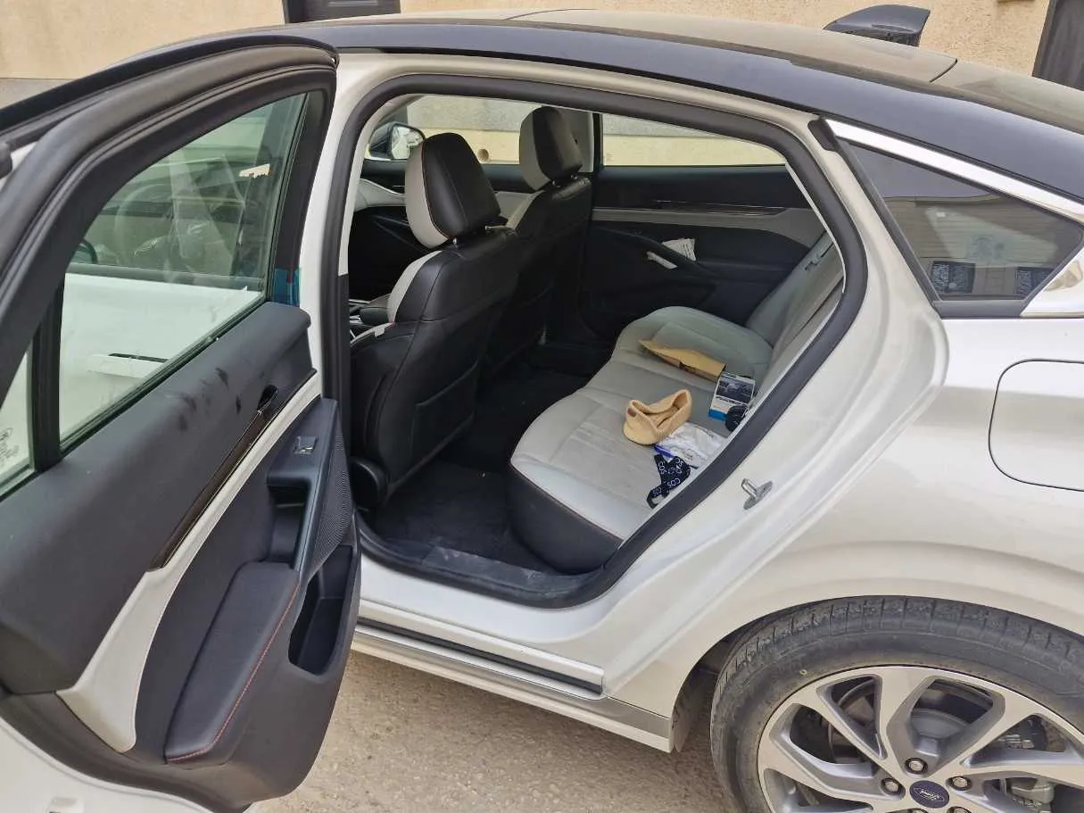 Car image 12