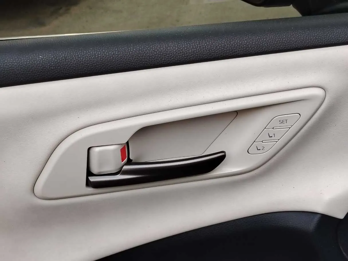 Car image 30