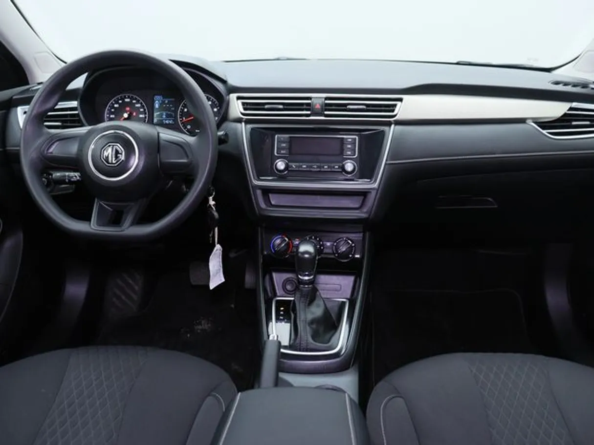 Car image 14
