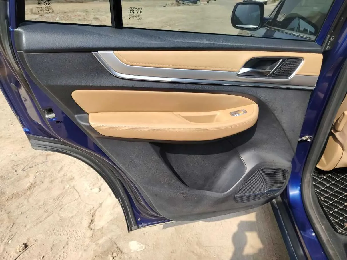 Car image 16