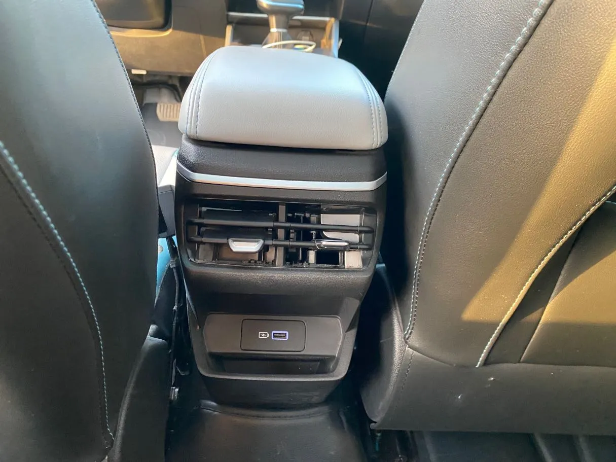 Car image 27