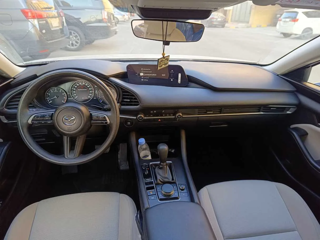 Car image 19
