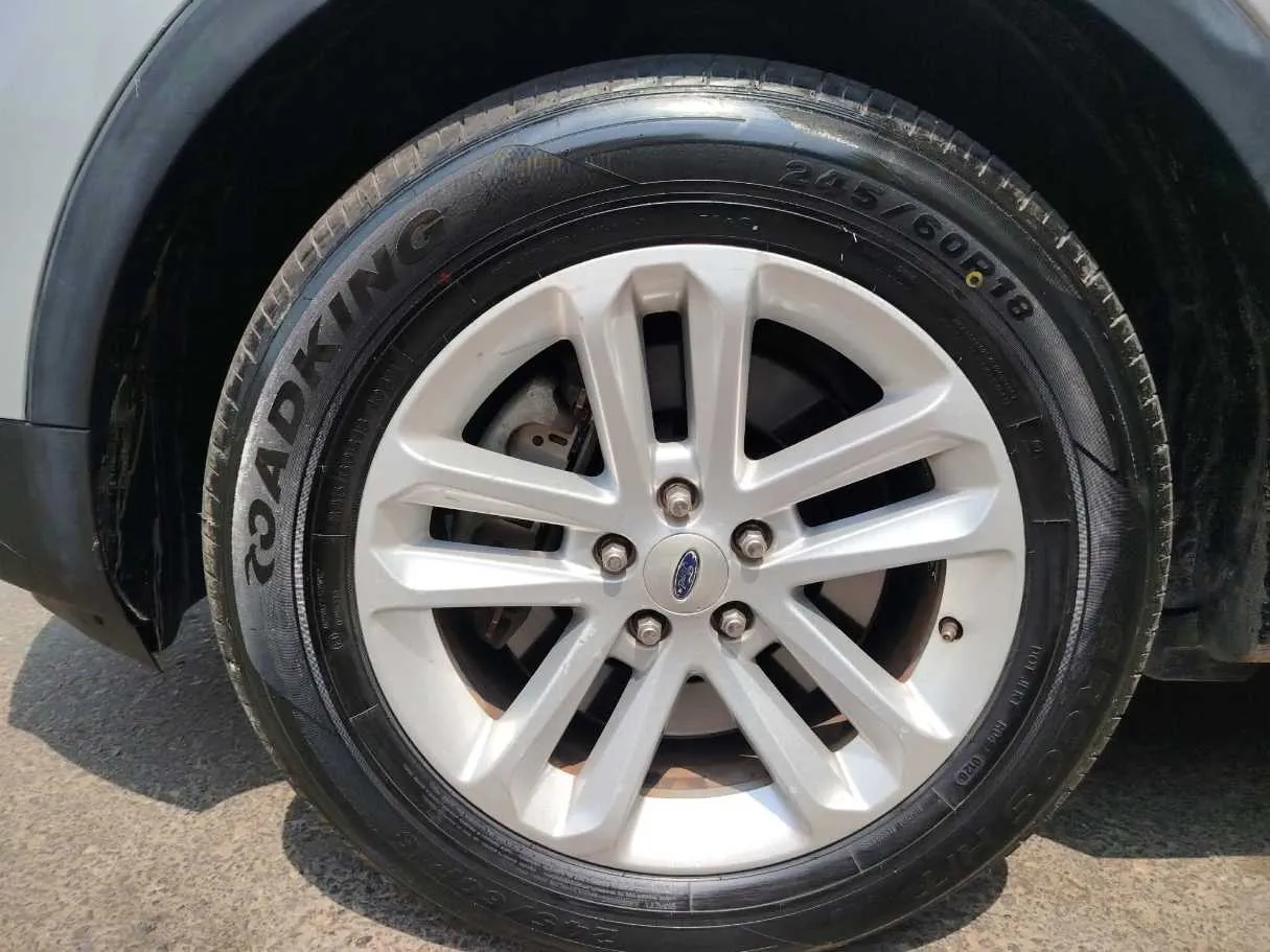 Car image 11