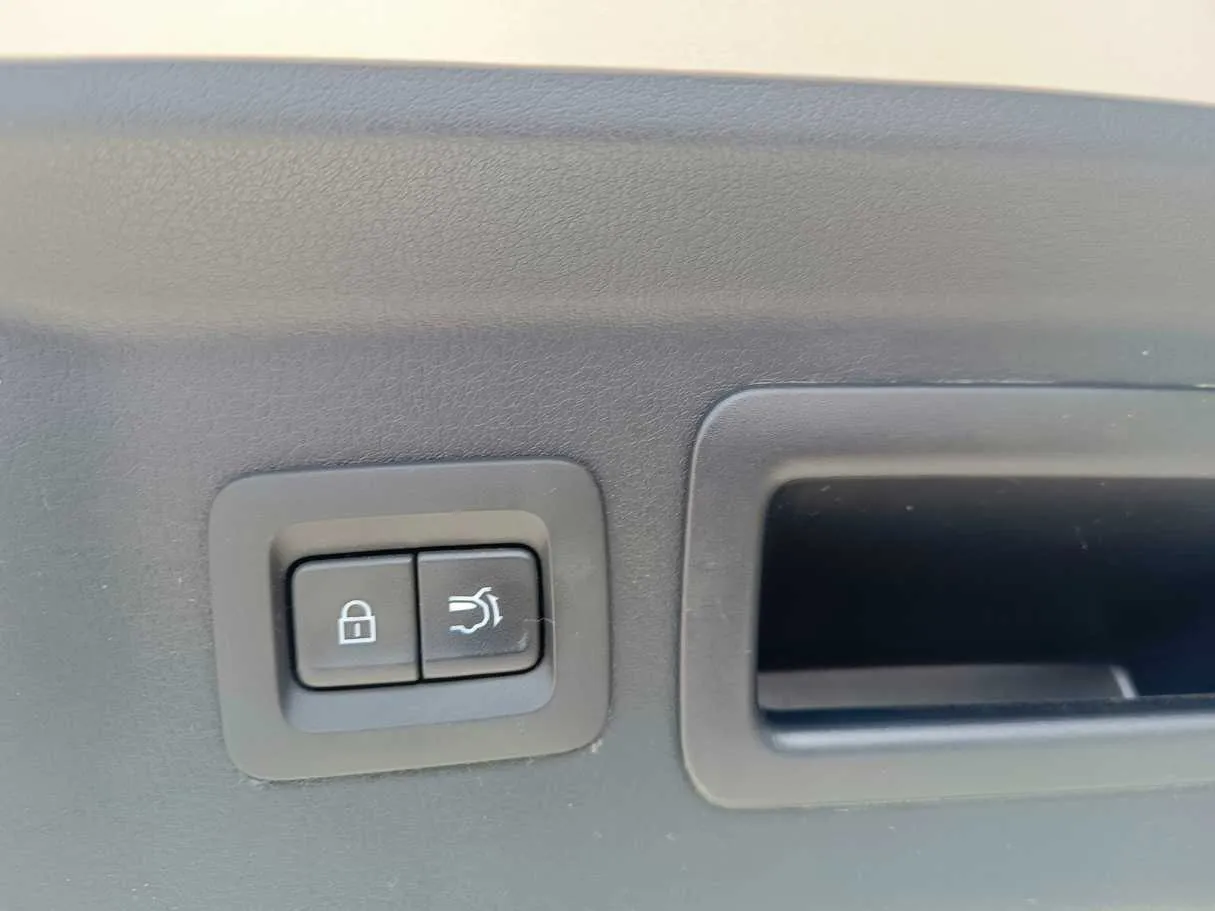 Car image 33
