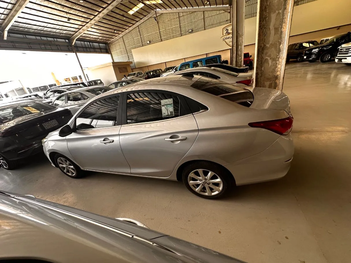 Car image 8