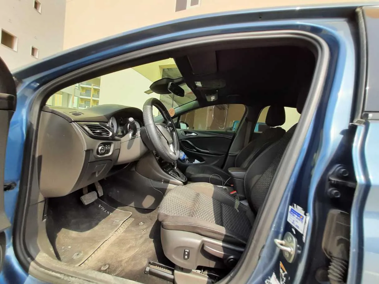 Car image 12