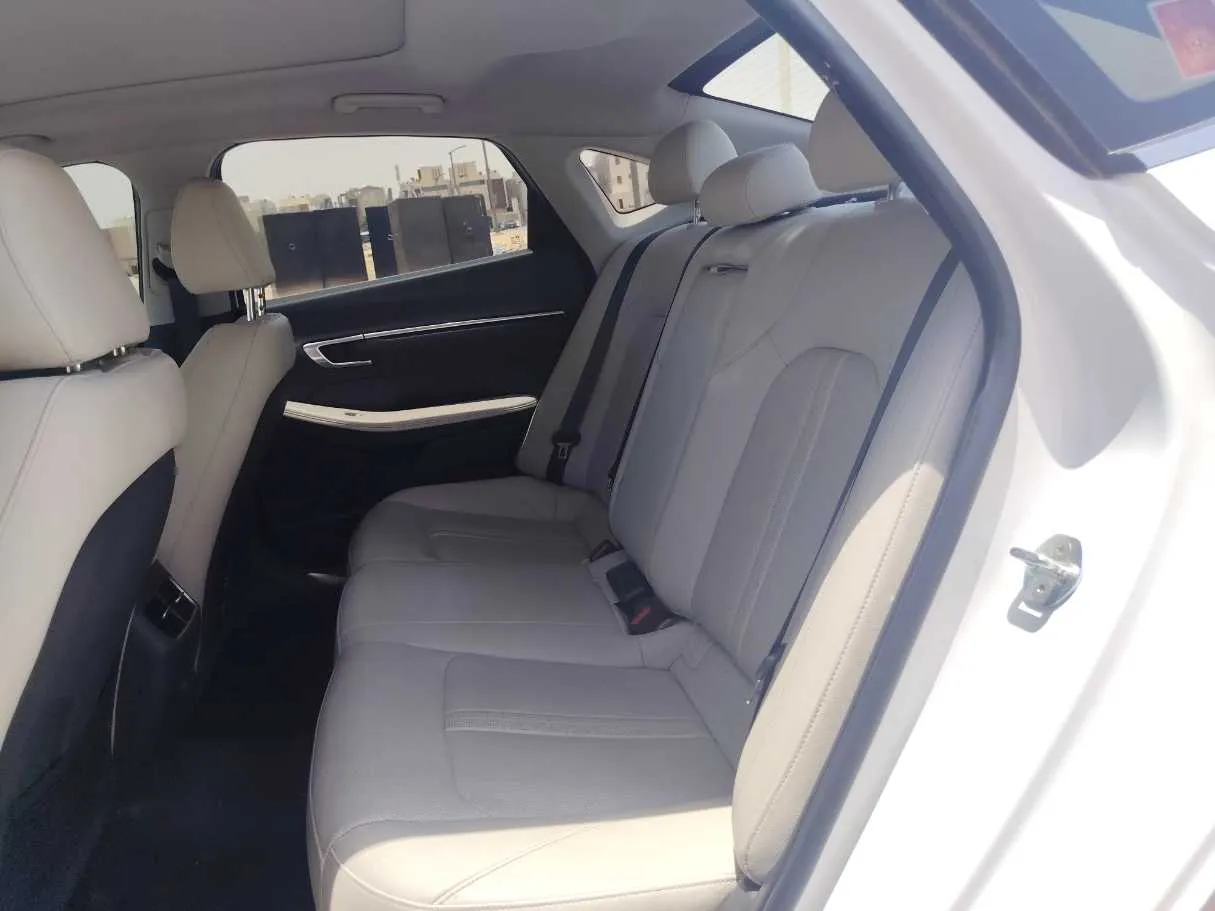 Car image 17