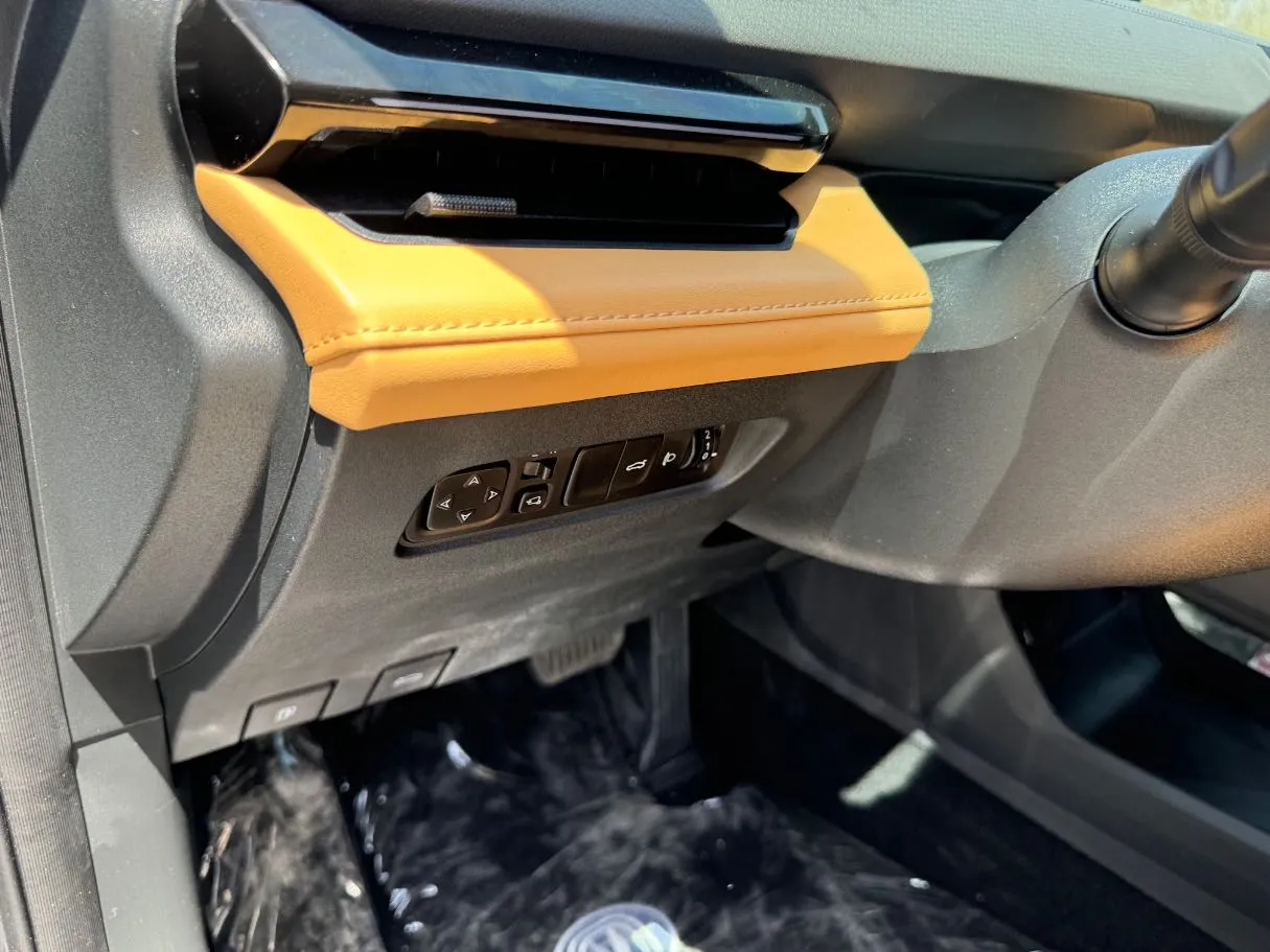 Car image 24