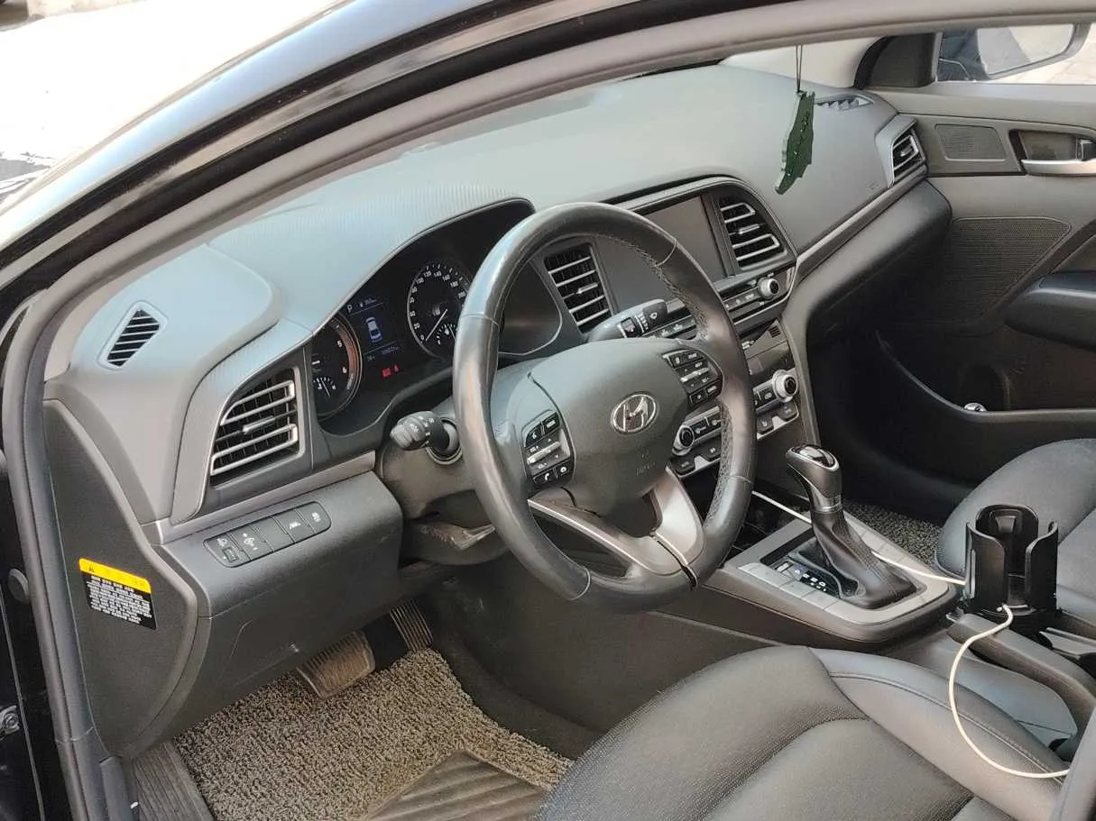 Car image 12