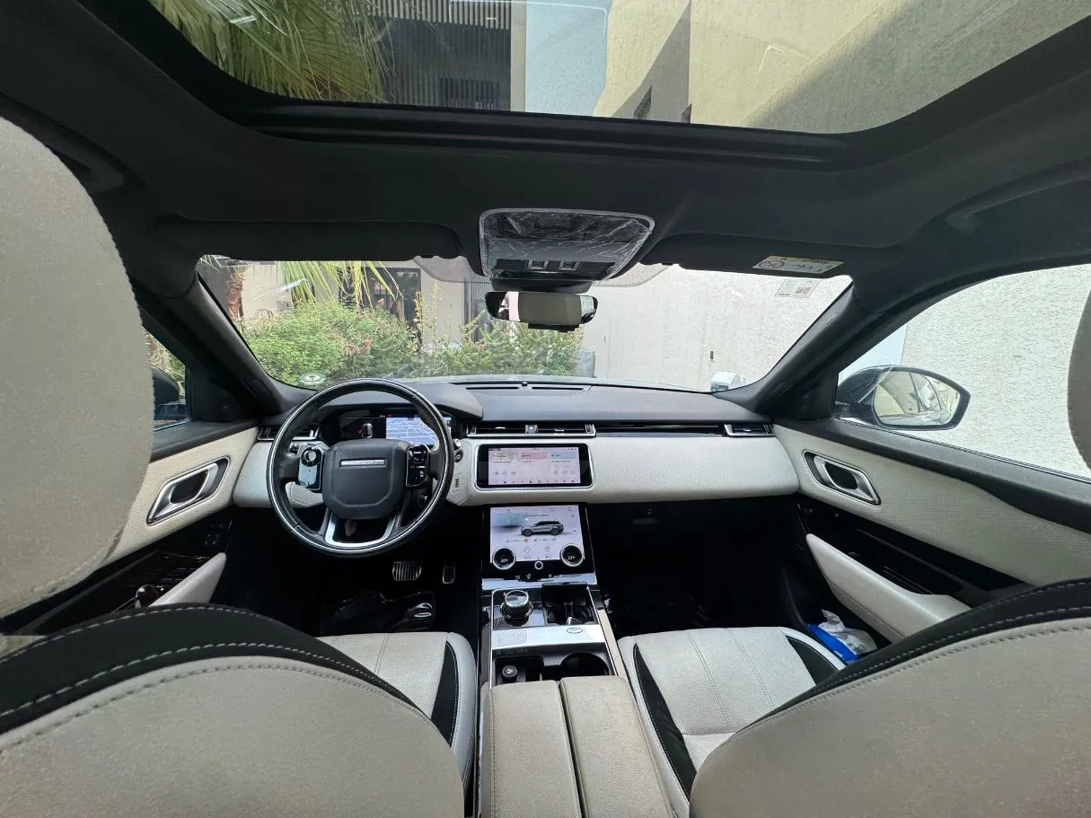Car image 14