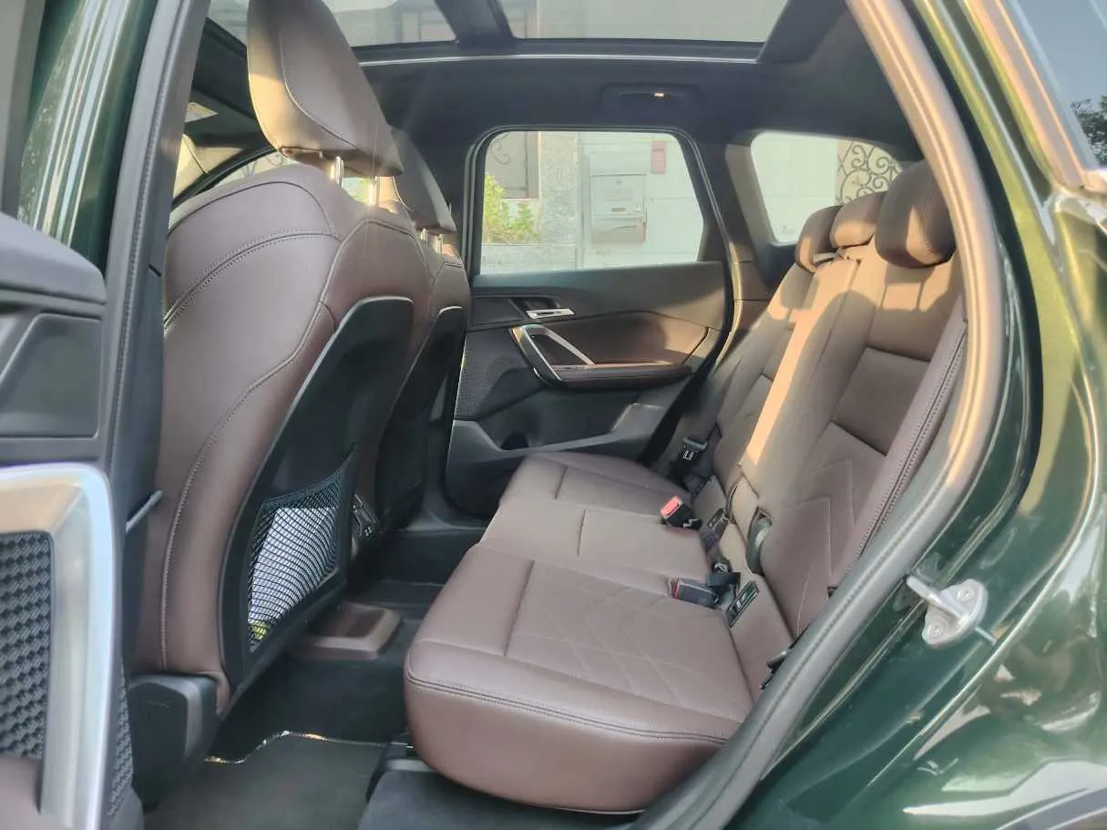 Car image 19