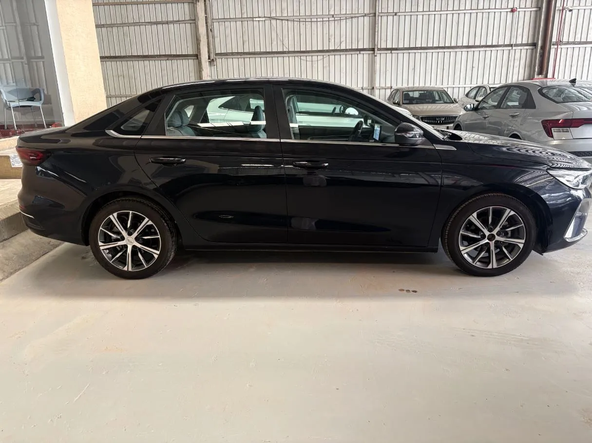 Car image 4