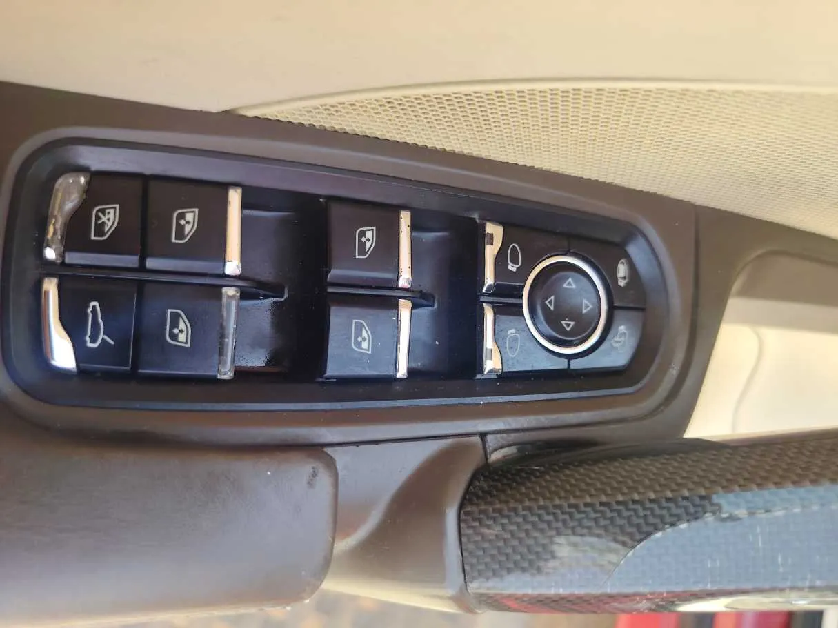 Car image 32