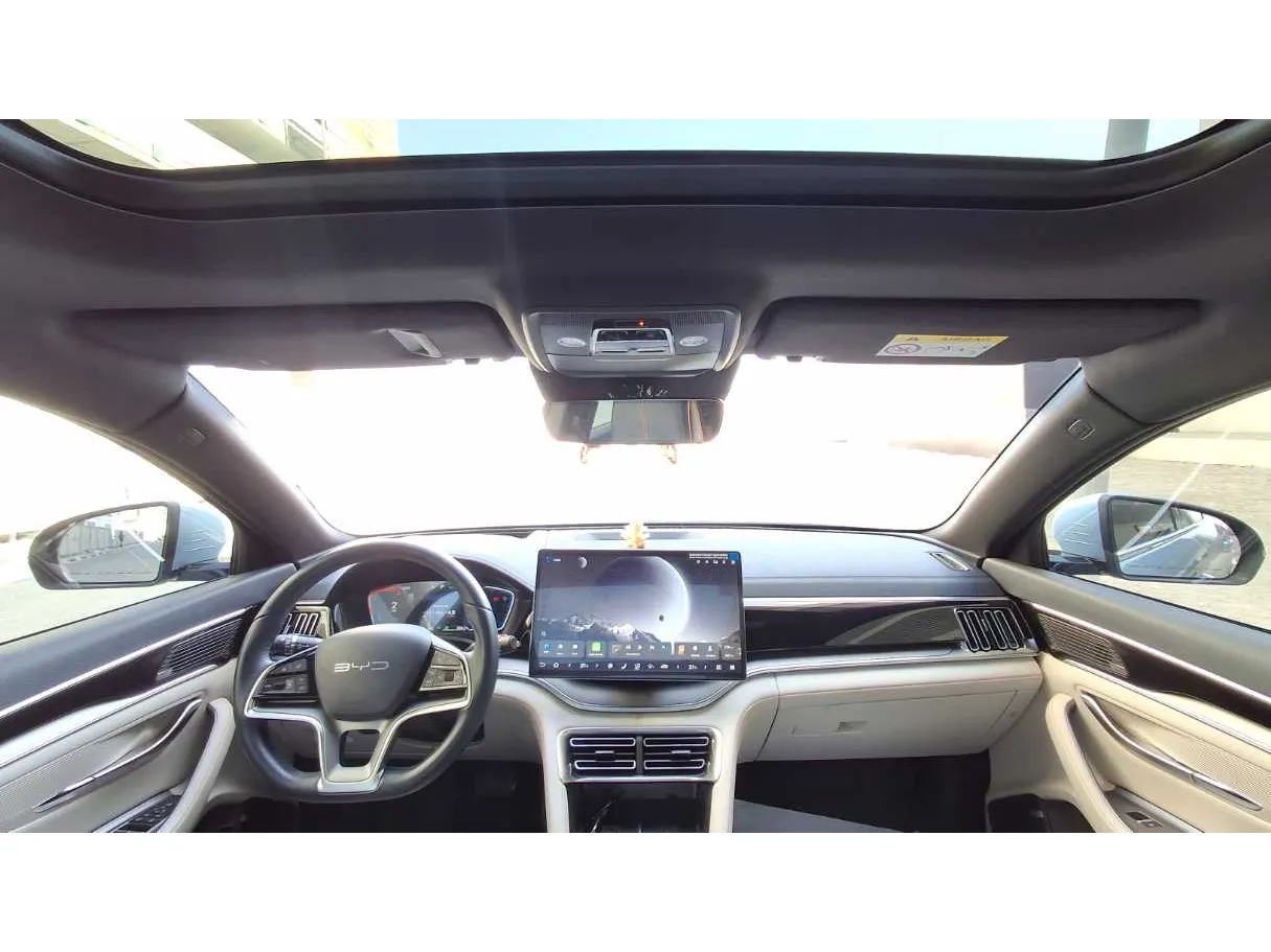 Car image 14
