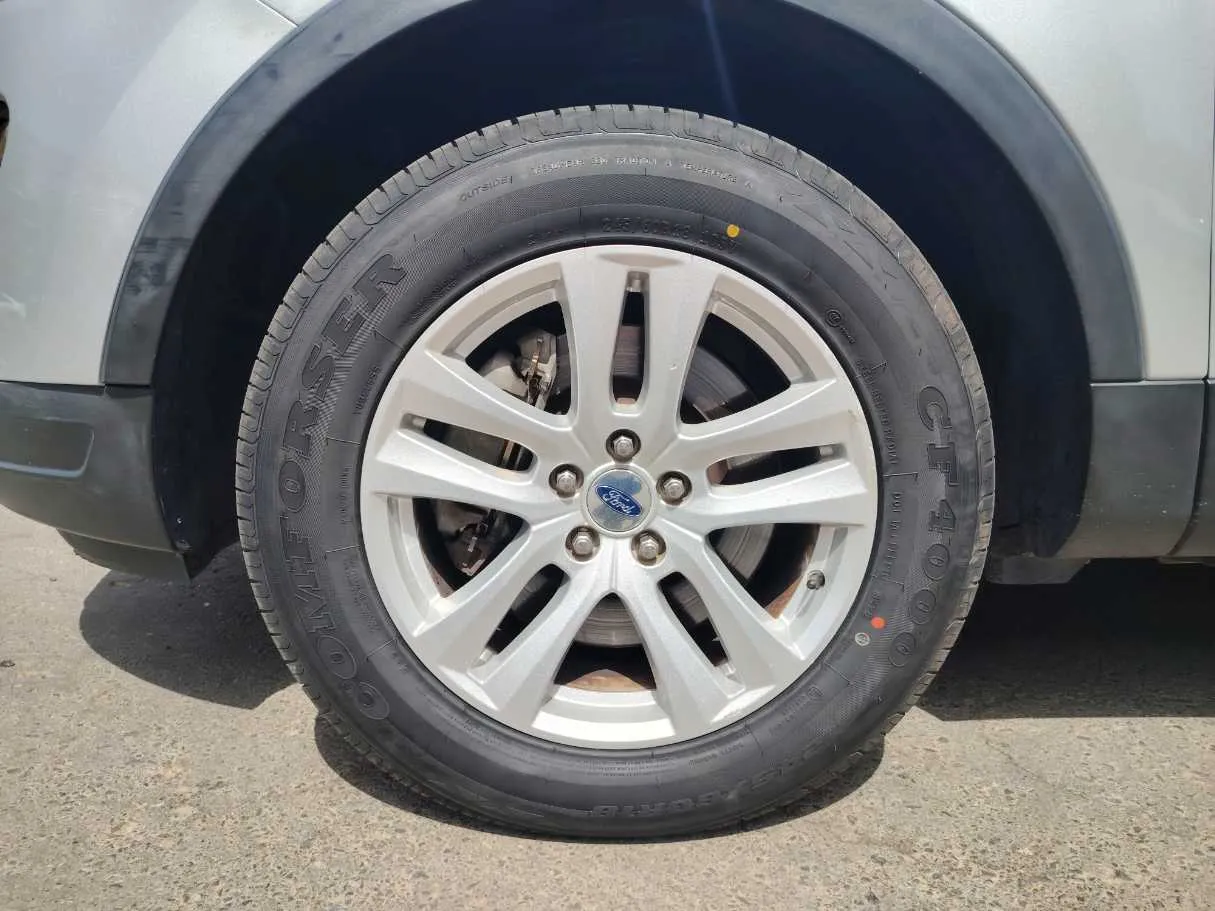 Car image 9