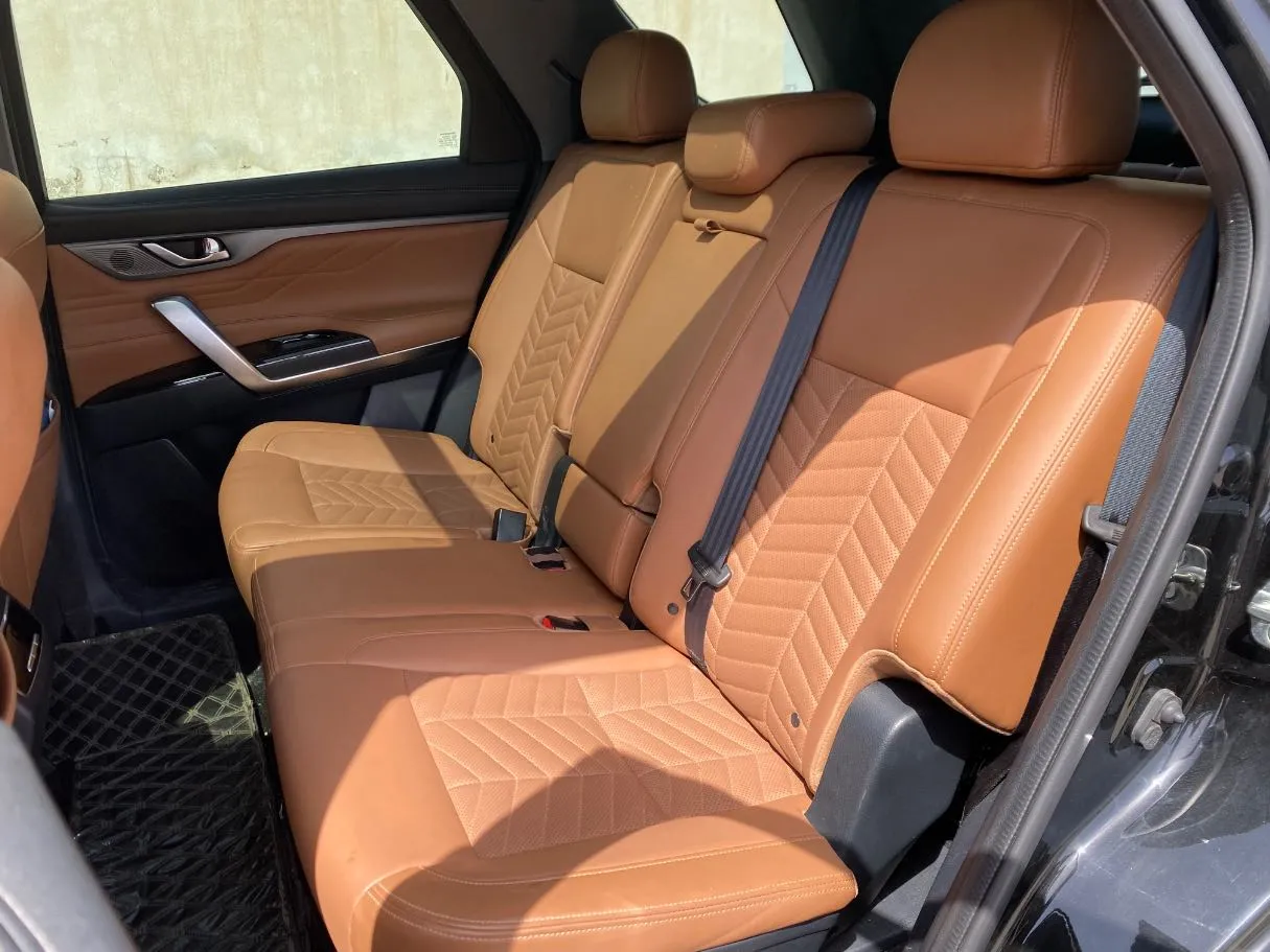 Car image 14