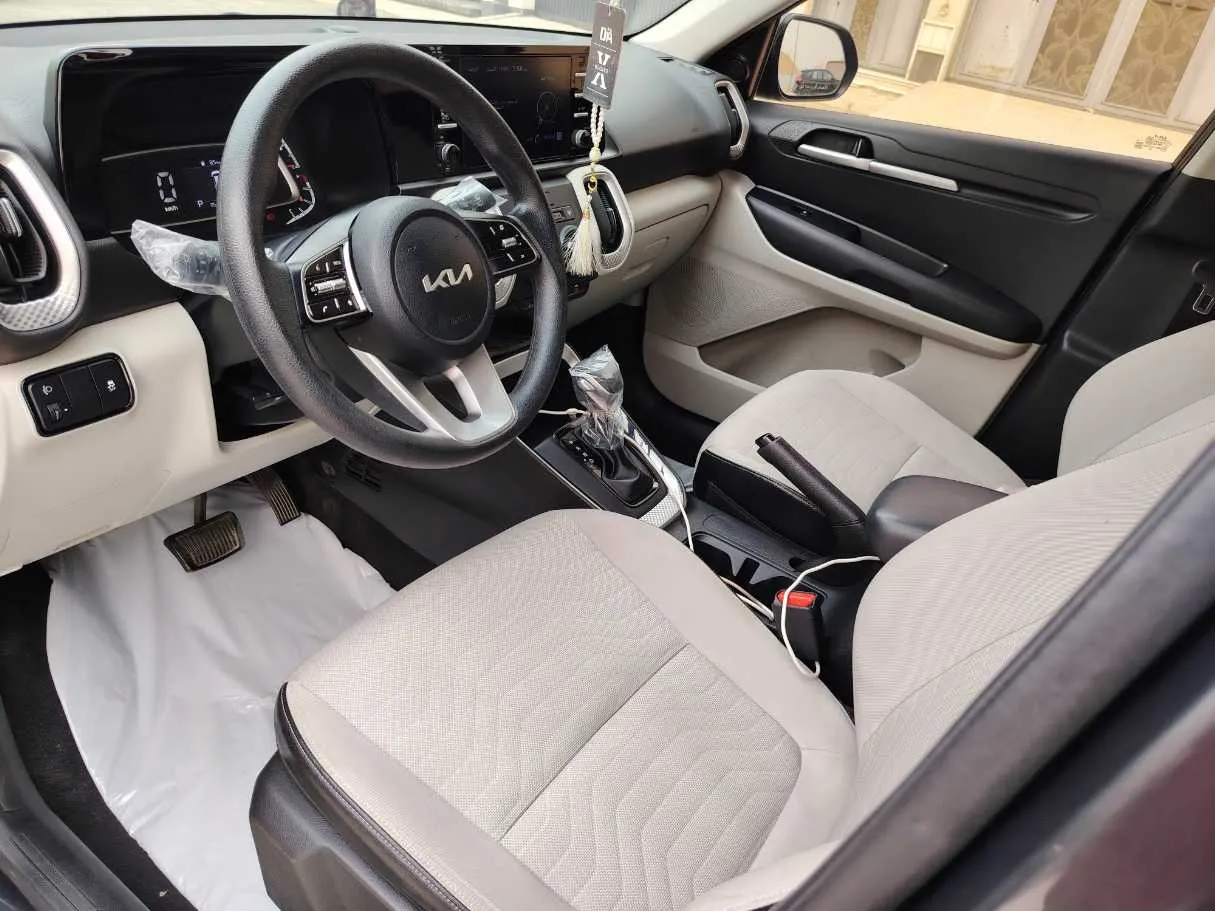 Car image 12