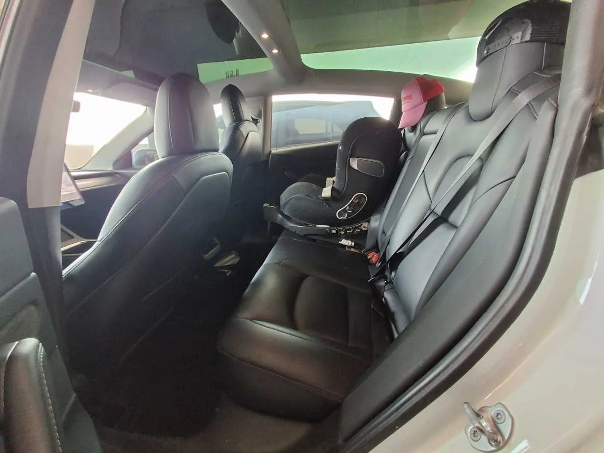 Car image 18