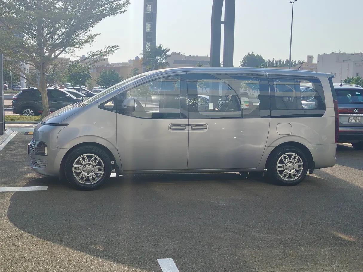 Car image 8