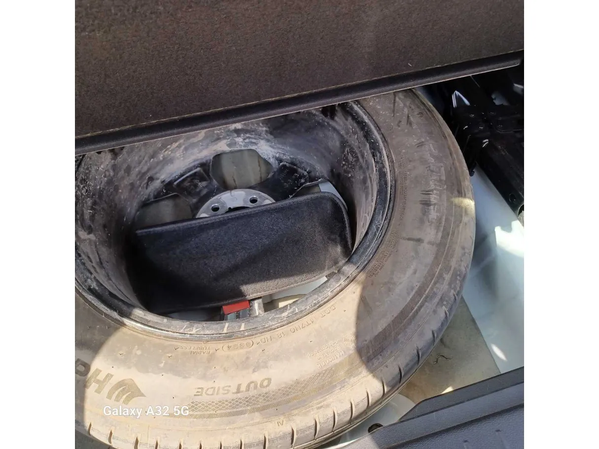 Car image 32