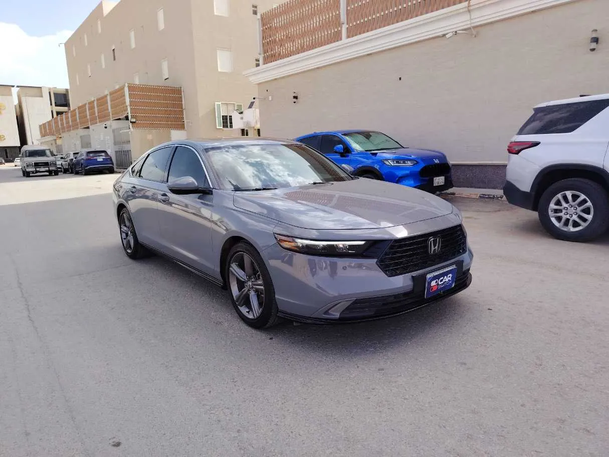 Car image 3