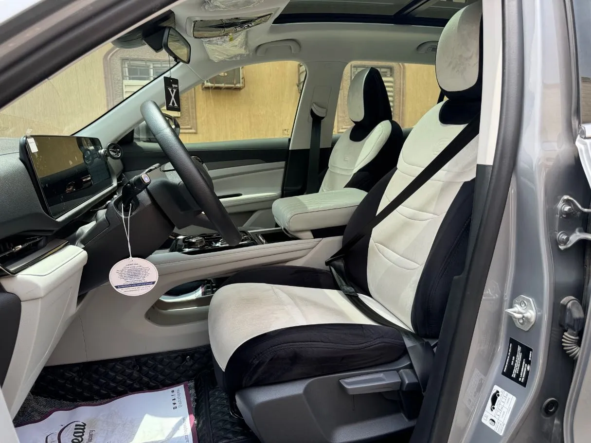 Car image 13