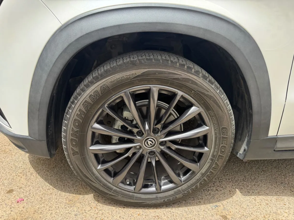 Car image 9