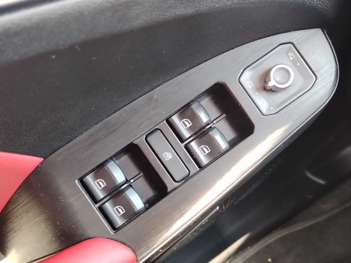 Car image 28