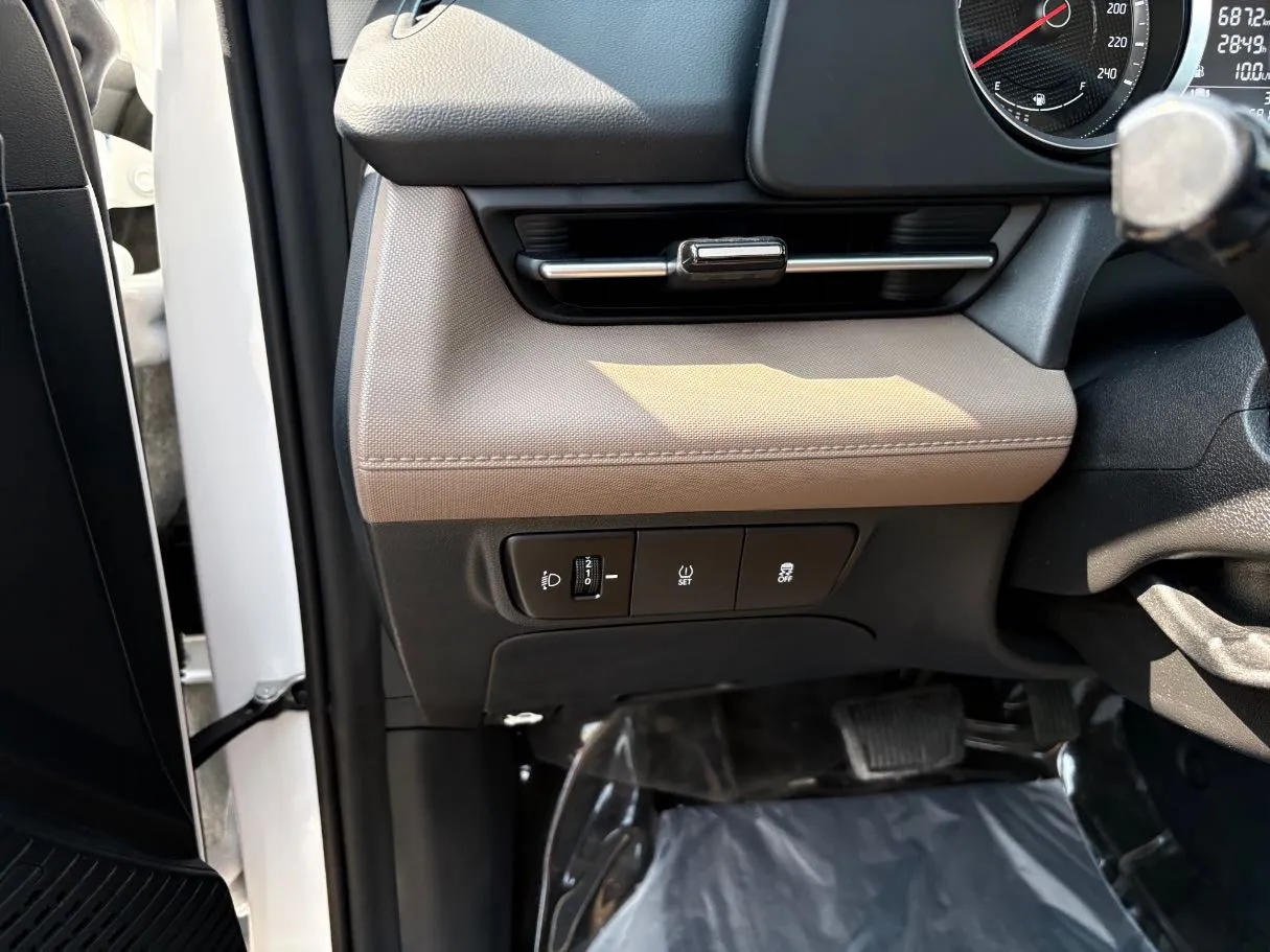 Car image 26