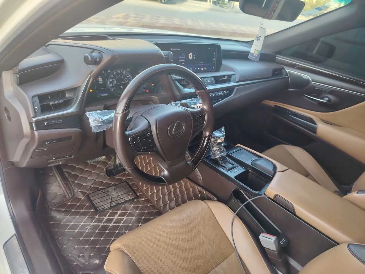 Car image 12