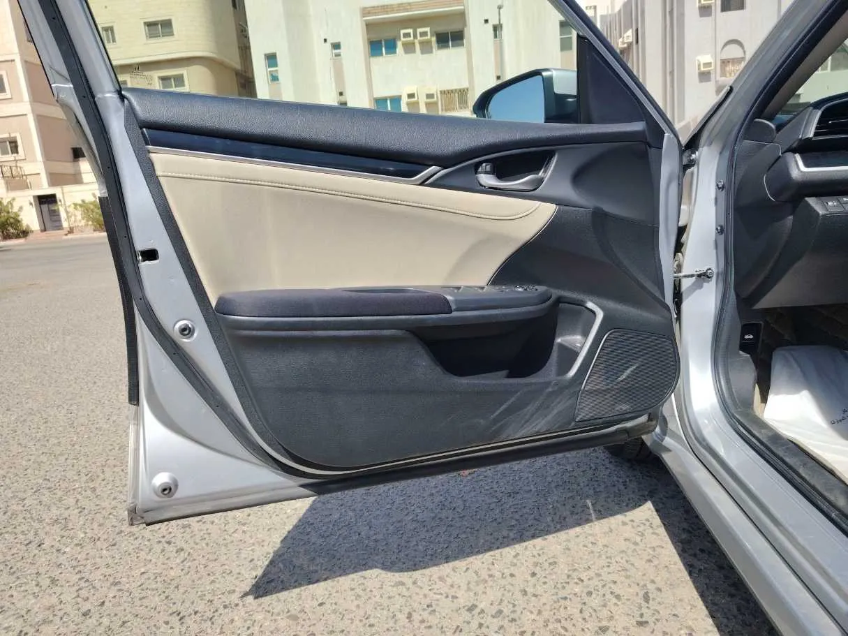 Car image 10