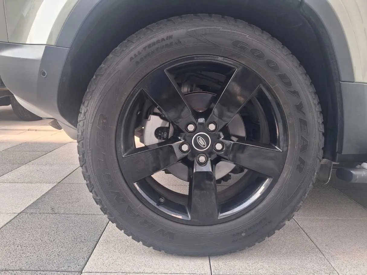 Car image 9