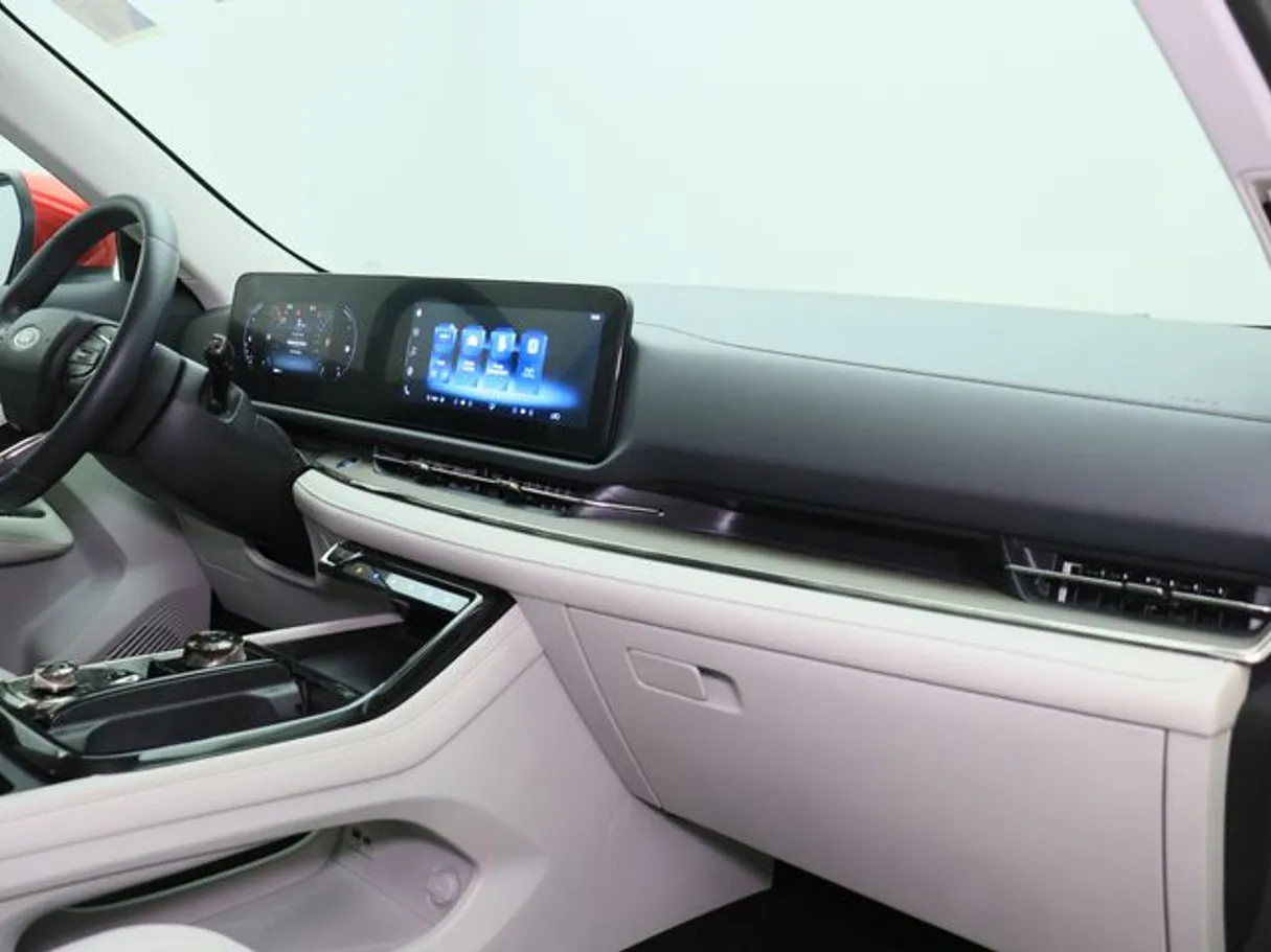 Car image 10