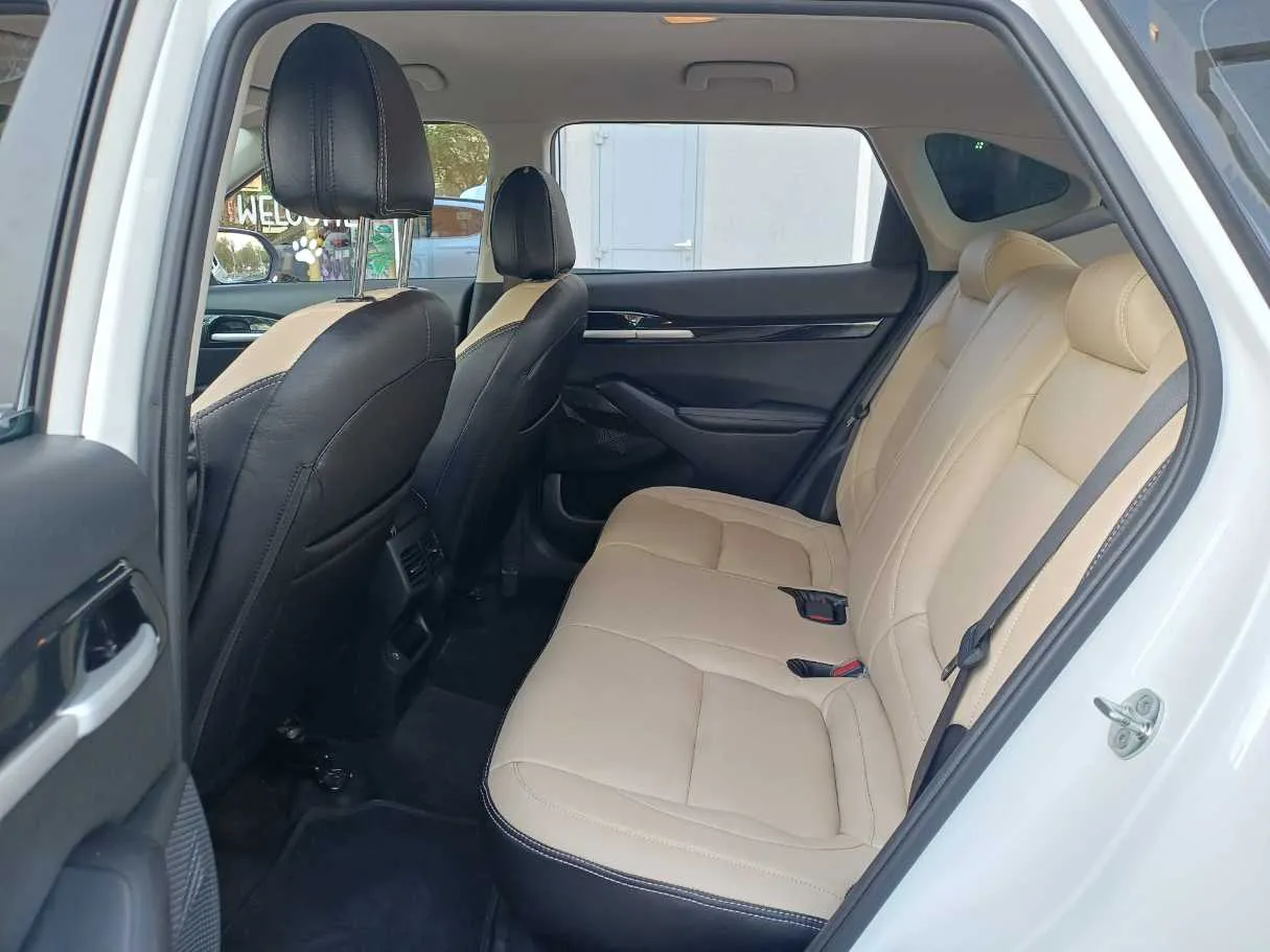 Car image 13