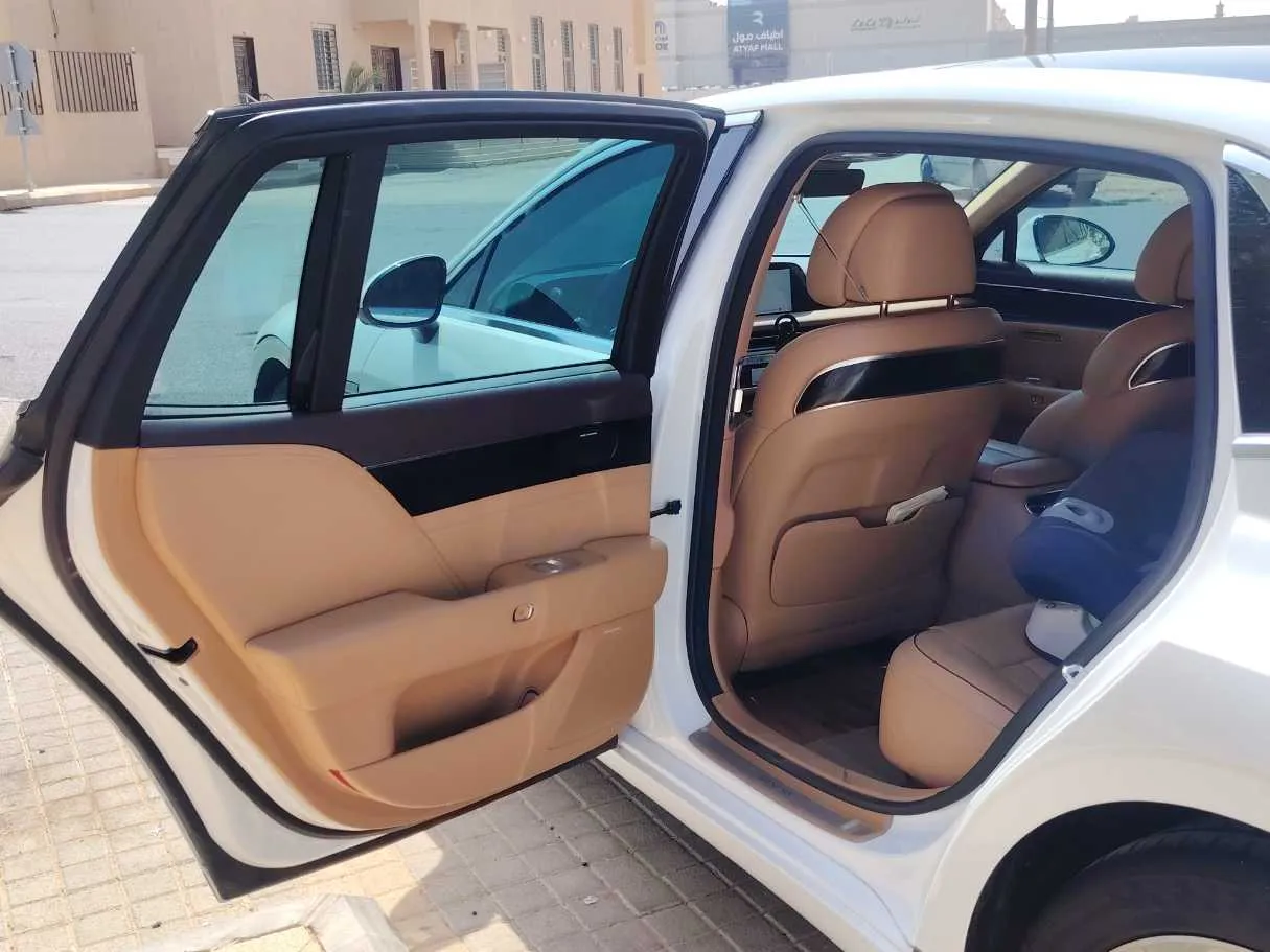 Car image 13