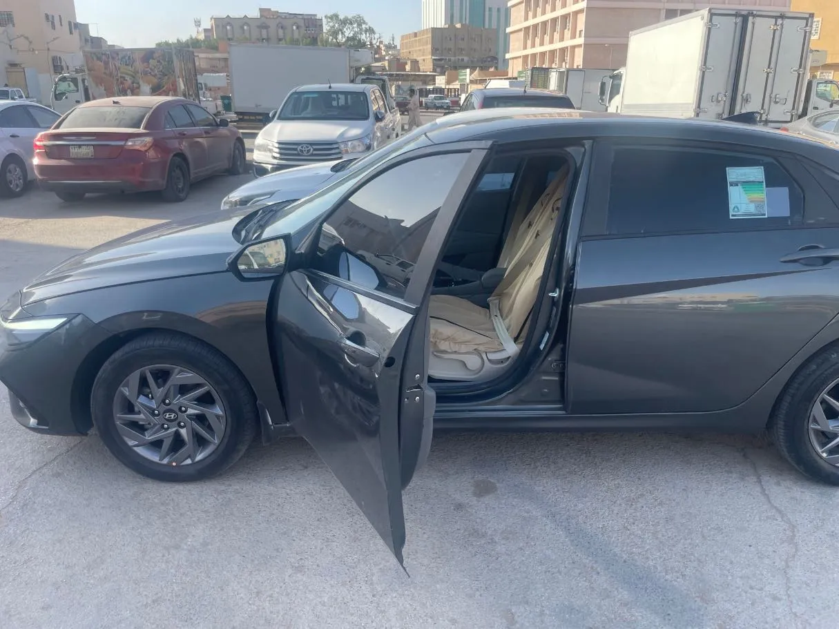 Car image 12