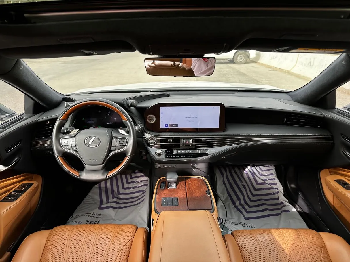 Car image 19