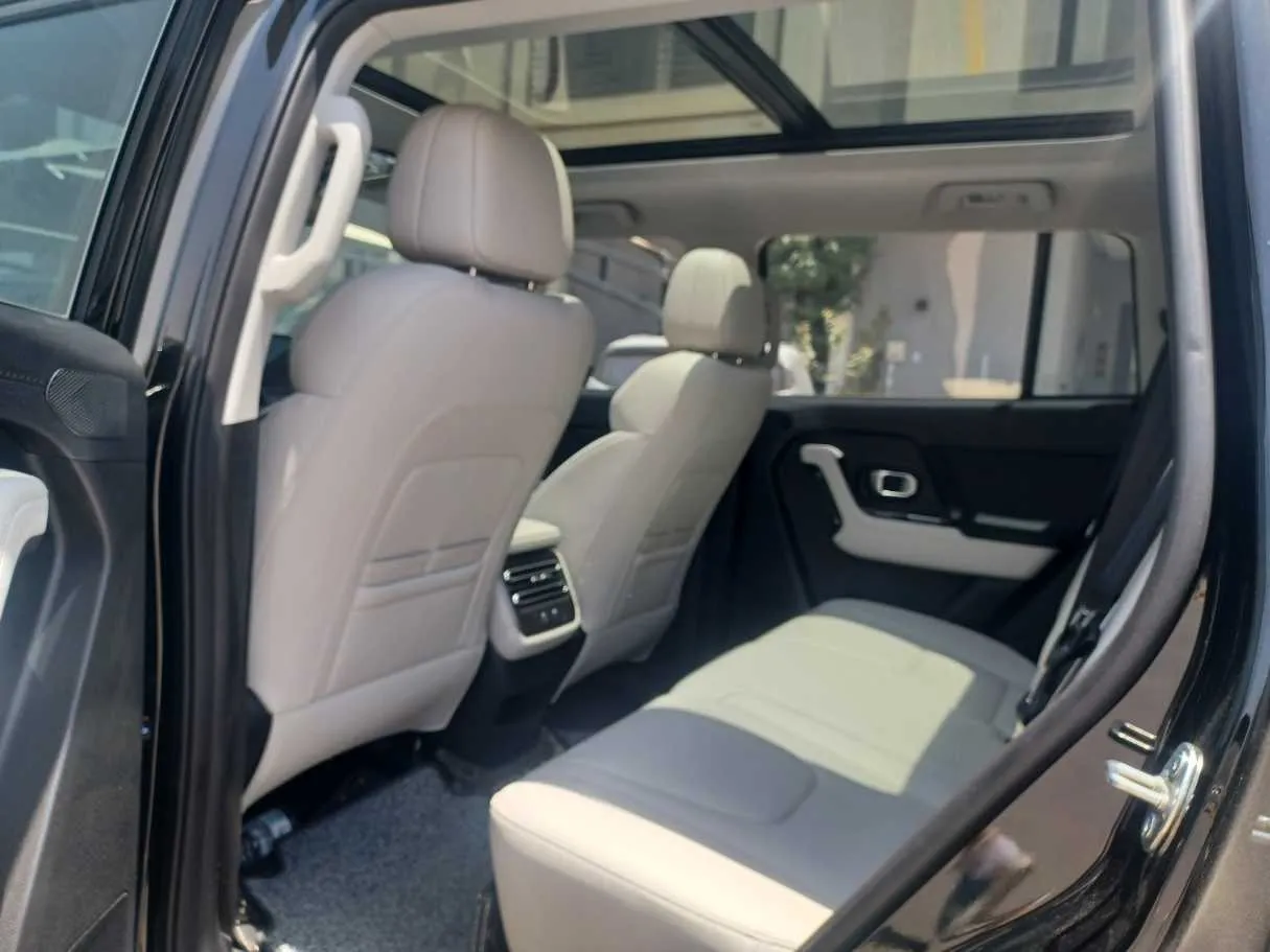 Car image 14