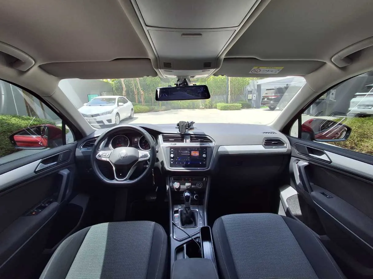 Car image 14