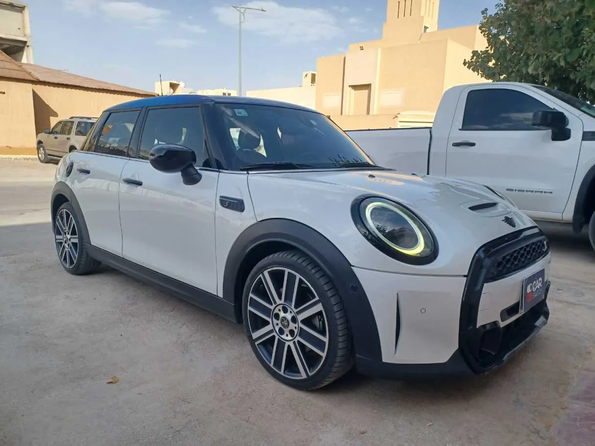 Car image 3