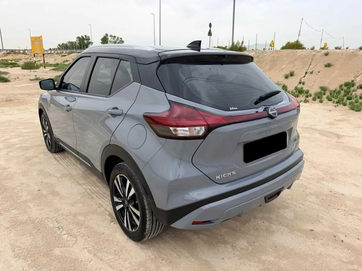 Car image 9