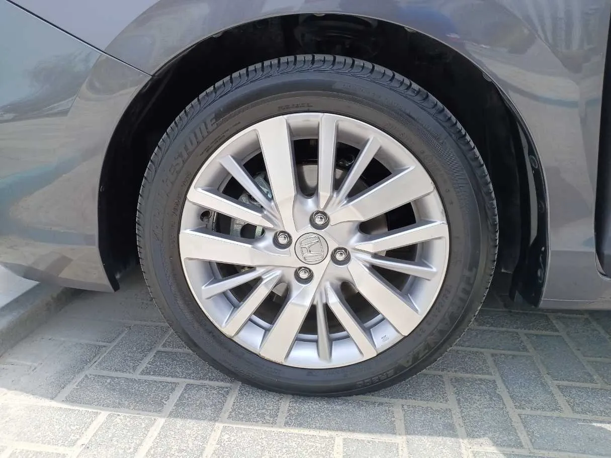 Car image 9