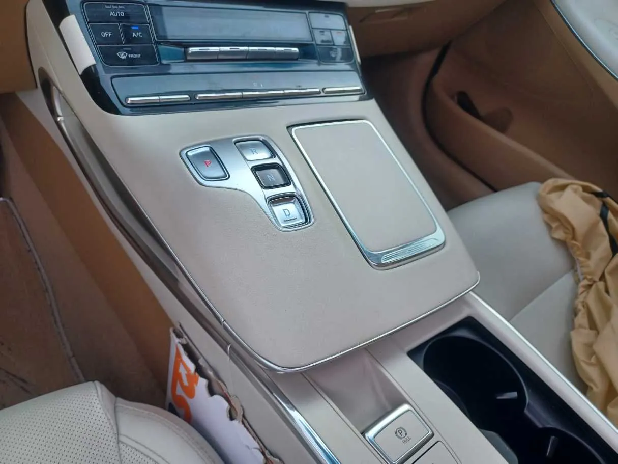 Car image 18