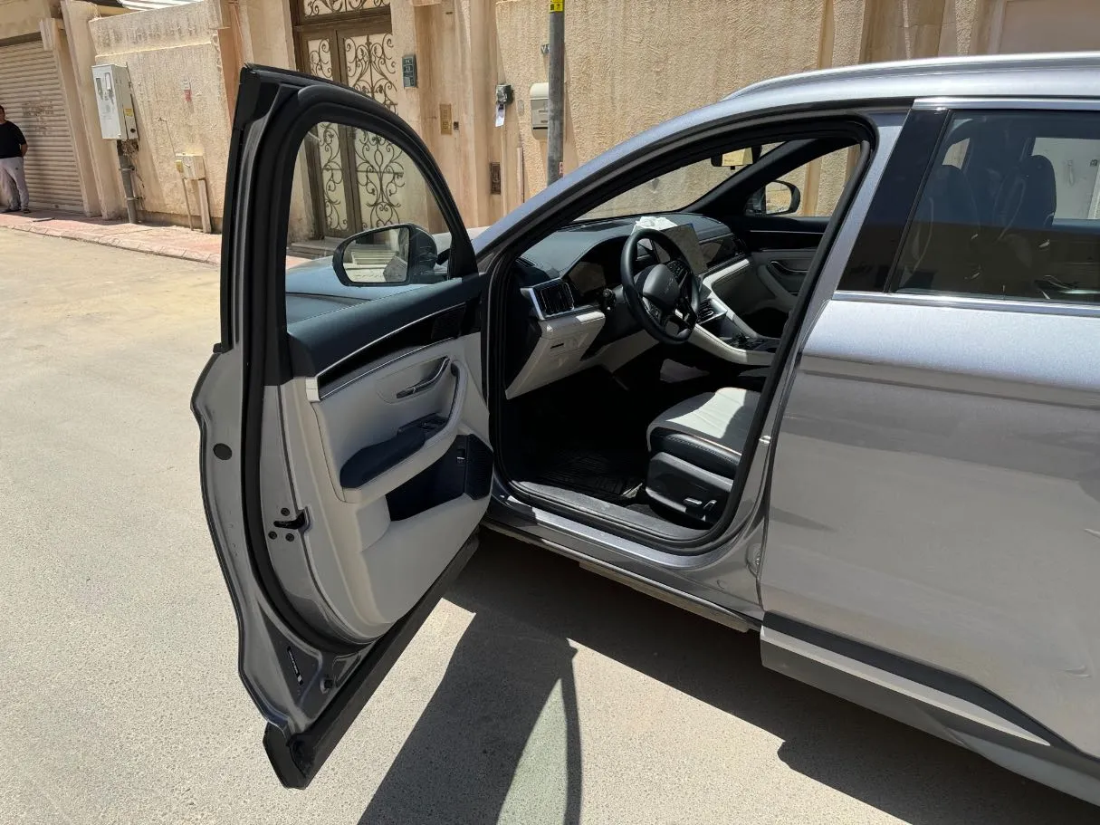 Car image 10
