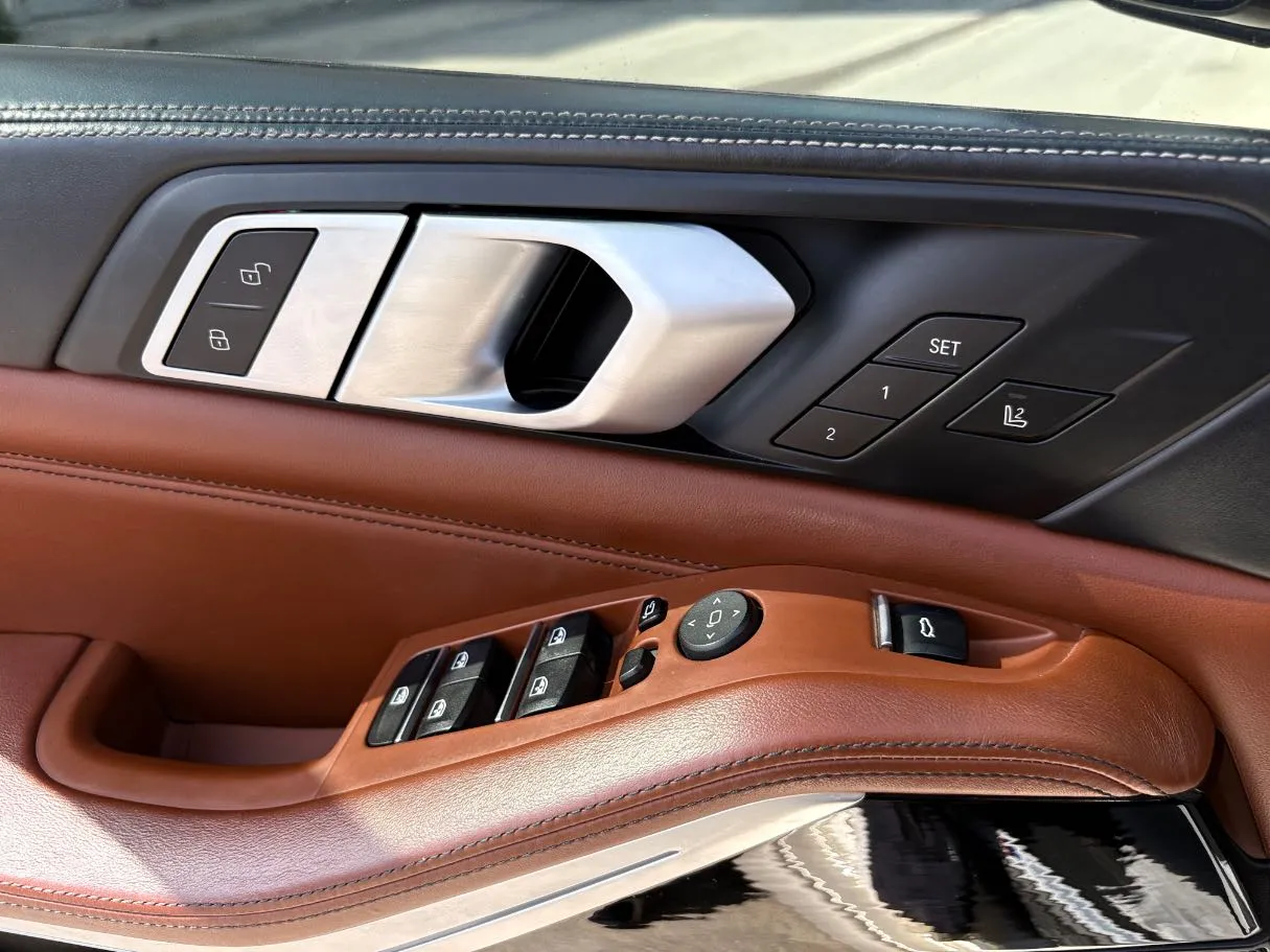 Car image 27