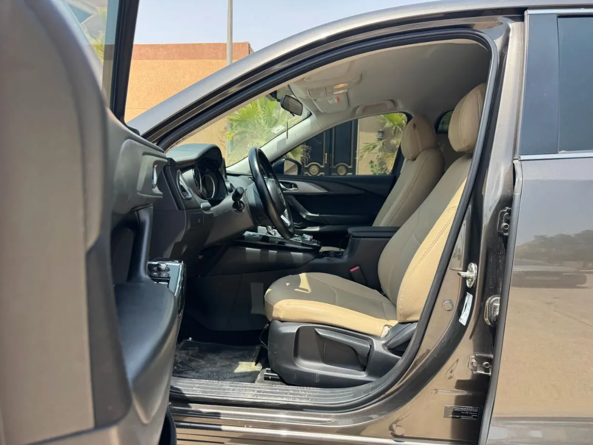 Car image 12
