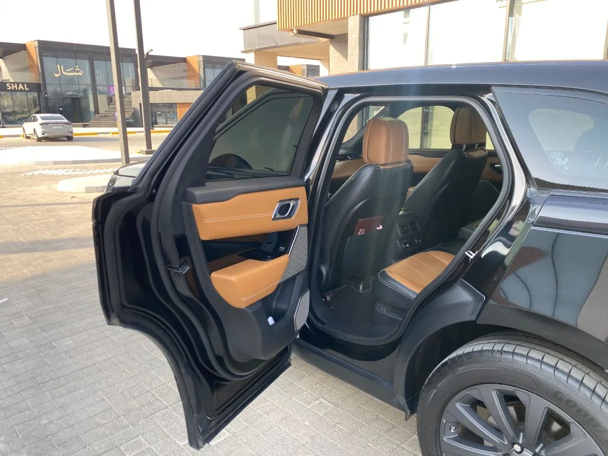 Car image 12